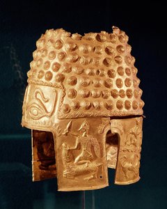 プラホヴァ郡のポイアナコトフェネスティ（儀式用ヘルメット）（金）